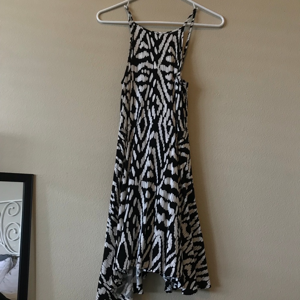 FLATTERING black and white dress!!